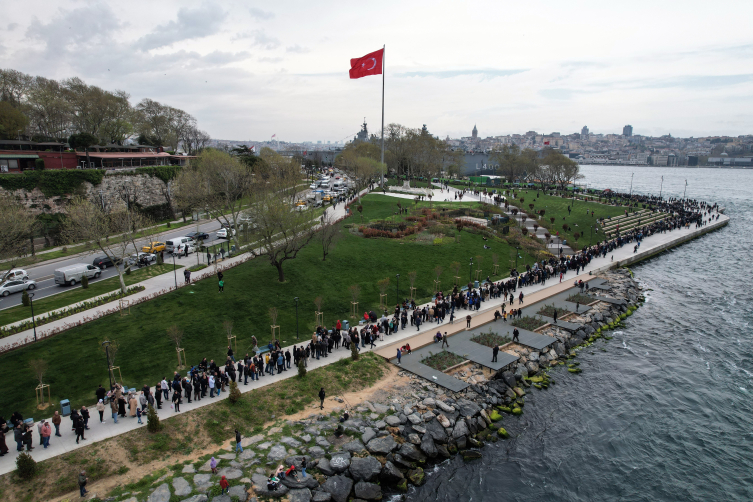 TCG Anadolu'ya ziyaretçi akını: 2 kilometre kuyruk oluştu