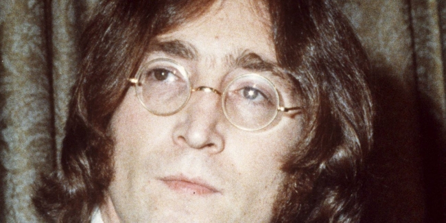Ünlü müzisyen John Lennon'un gözlüğü 170 bin euroya satıldı