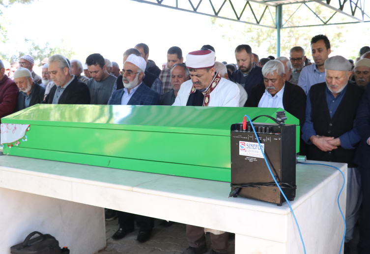 Annesinin ve kız kardeşinin cenaze namazını gözyaşlarıyla kıldırdı