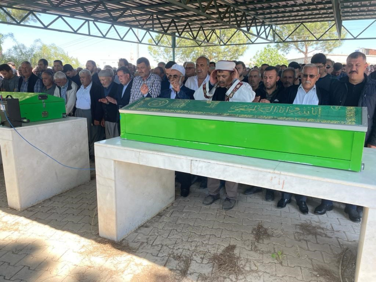 Annesinin ve kız kardeşinin cenaze namazını gözyaşlarıyla kıldırdı