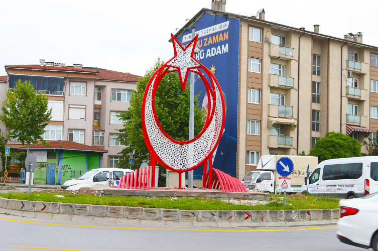 Sakarya’nın simge noktaları ay yıldızla süsleniyor