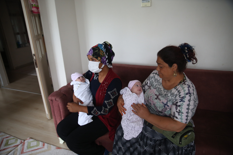 Enkaz altında dünyaya gelen ikizler 96 gün sonra ailesine kavuştu