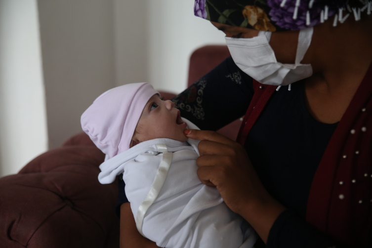 Enkaz altında dünyaya gelen ikizler 96 gün sonra ailesine kavuştu