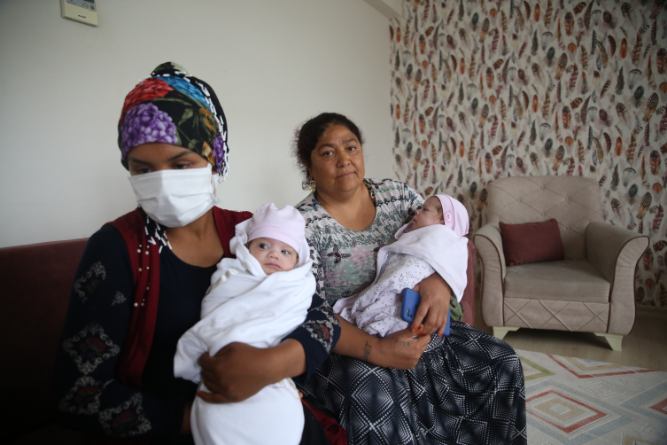 Enkaz altında dünyaya gelen ikizler 96 gün sonra ailesine kavuştu