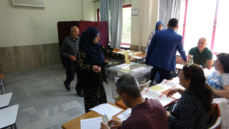 Depremin ardından yoğun göç alan Mersin'de oy kullanma işlemleri sürüyor