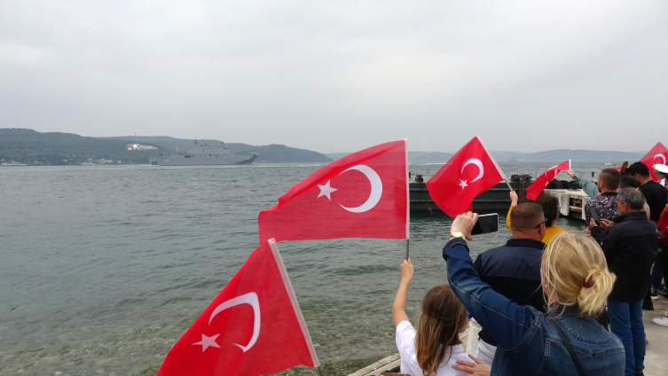 TSK'nın en büyük savaş gemisi TCG Anadolu, Çanakkale Boğazı'ndan geçti
