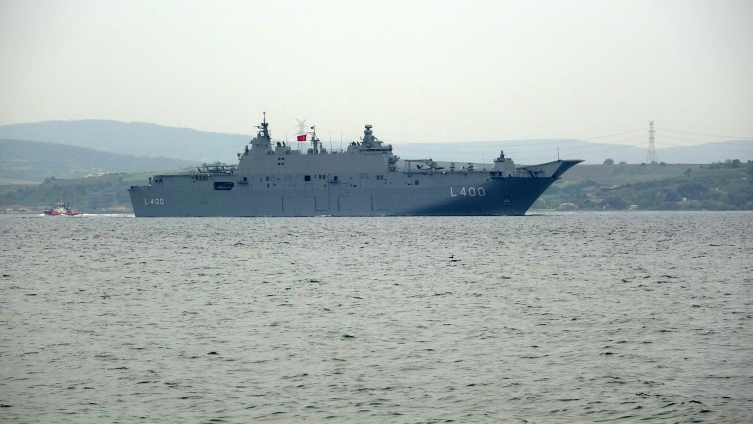 TSK'nın en büyük savaş gemisi TCG Anadolu, Çanakkale Boğazı'ndan geçti
