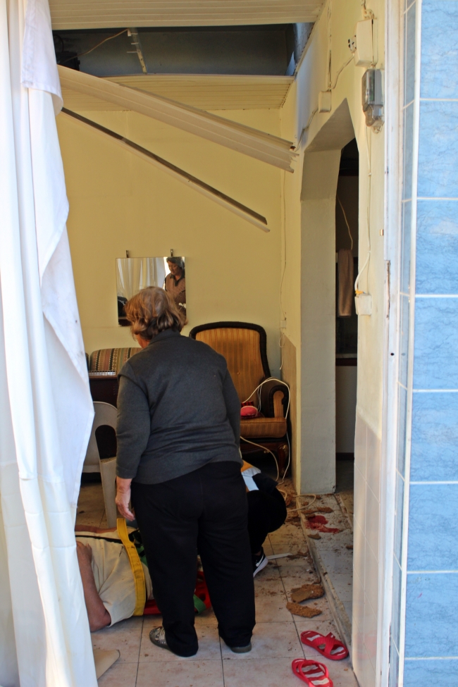 Çatı tadilatı yapan ev sahibi kiracısının salonuna düştü