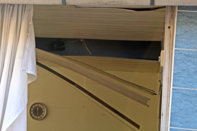 Çatı tadilatı yapan ev sahibi kiracısının salonuna düştü