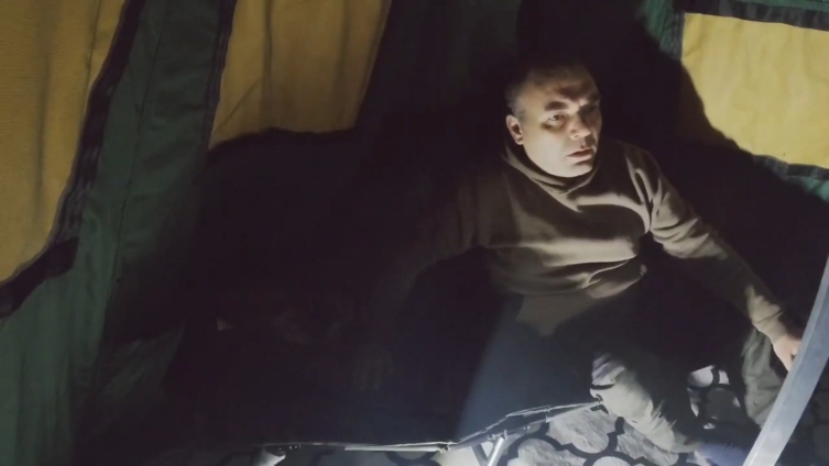 Çadırın yanına gelen ayı korkuttu: O anlar kamerada