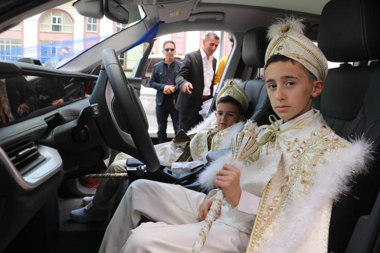 Togg, depremzede kardeşlerin sünnet arabası oldu