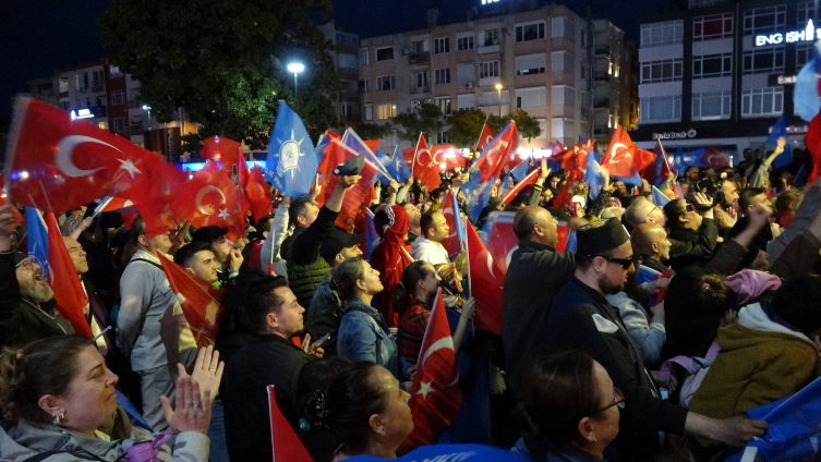 Cumhurbaşkanı Erdoğan'ın kazanması Çanakkale'de coşkuyla kutlandı
