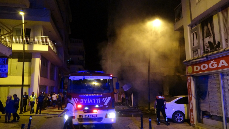 Antalya'da 5 katlı binada yangın: 13 kişi dumandan etkilendi