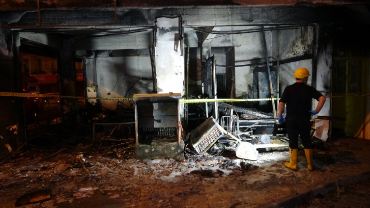 Antalya'da 5 katlı binada yangın: 13 kişi dumandan etkilendi