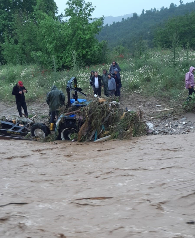 Traktörü kurtarmak isterken canından oluyordu