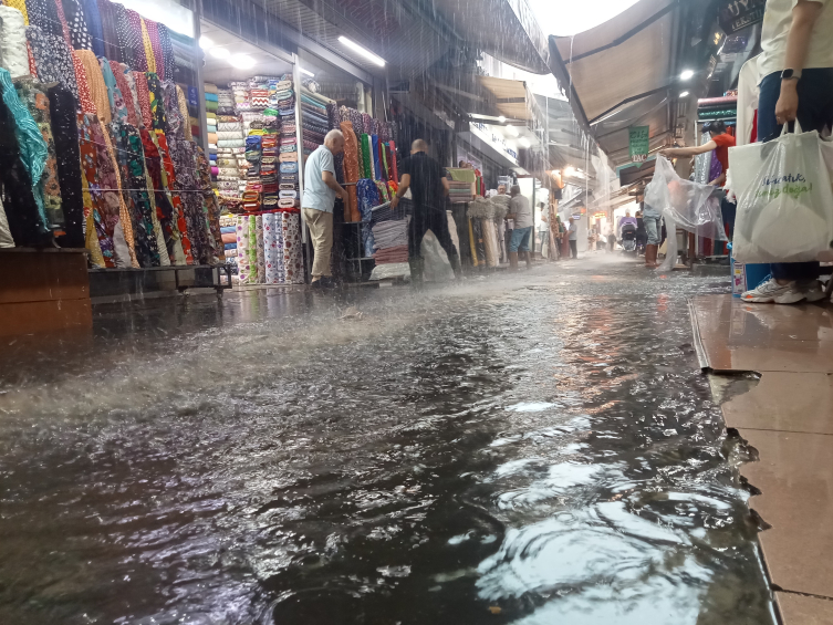 İzmir'i yine sel vurdu: Kemeraltı Çarşısı su altında kaldı