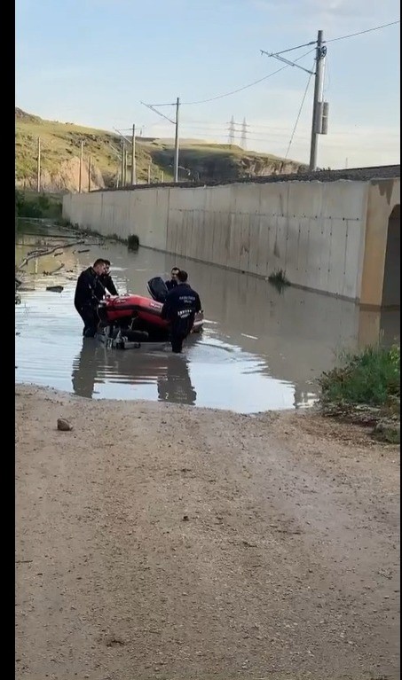 Ankara Çayı taştı: 4 kişi alanda mahsur kaldı