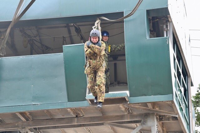 Japon Savunma Bakanı, 11 metre yükseklikten atladı