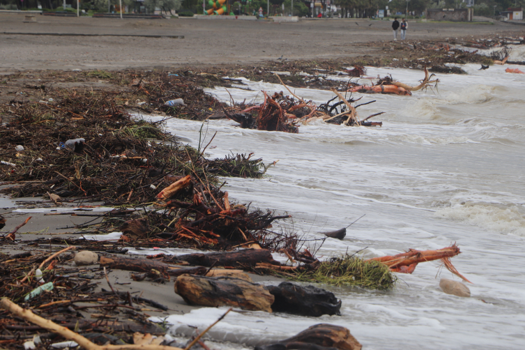 Samsun plajları çöplerle doldu