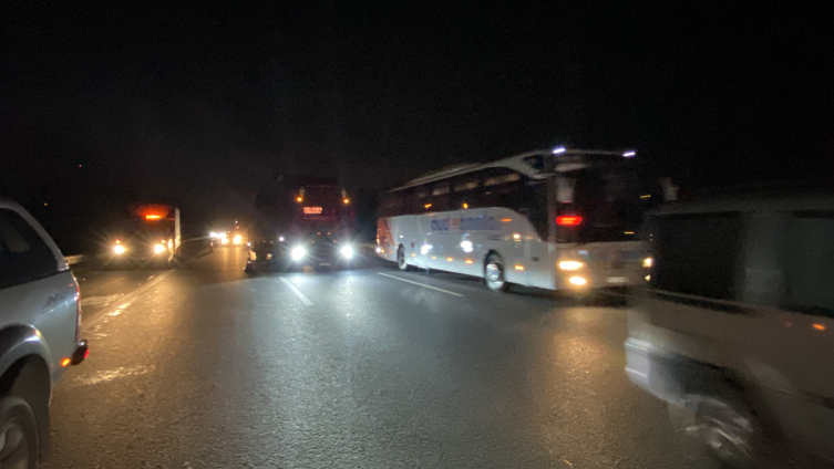 TEM’de alev topuna dönen tır trafiği durdurdu