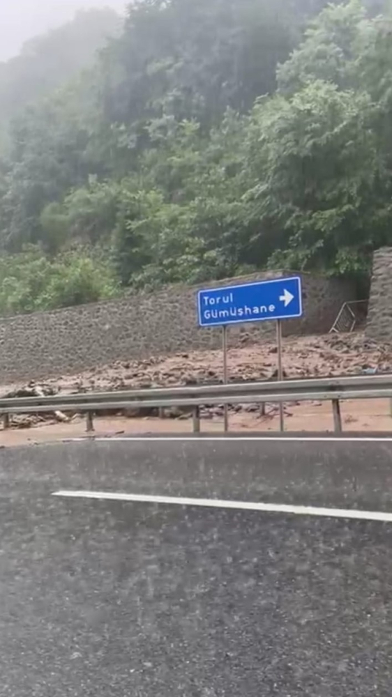Trabzon-Gümüşhane karayolu yolu selin getirdiği taş ve çamur nedeniyle ulaşıma kapandı