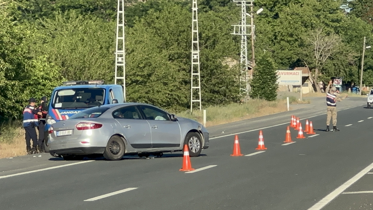 Lastiği patlayan otomobil bariyerlere çarptı: 3’ü çocuk 4 yaralı