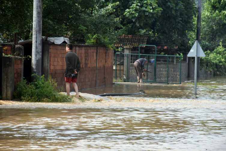 Sakarya'da selde mahsur kalan 9 kişi kurtarıldı