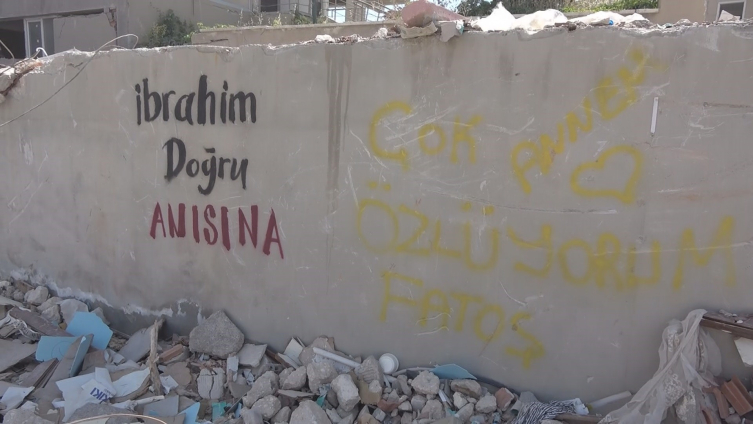 Depremde yıkılan Antakya'da duvar yazıları duygulandırıyor