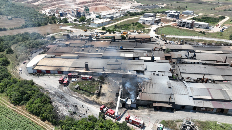 Bursa’da boya fabrikasında yangın: 2 yaralı