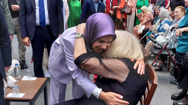 Bakan Göktaş, Darülaceze sakinleriyle bayramlaştı