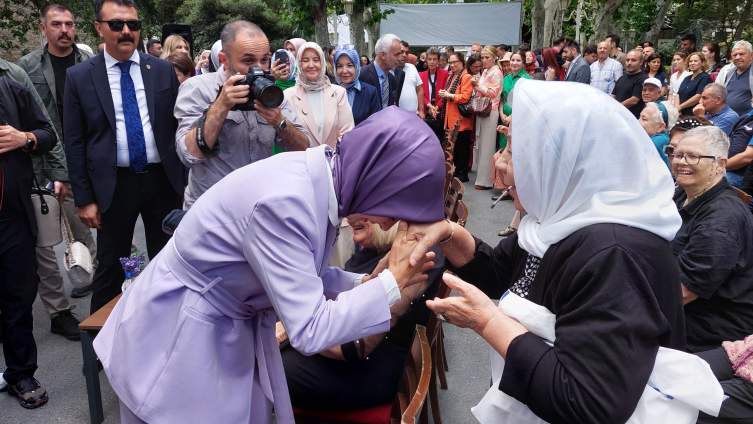 Bakan Göktaş, Darülaceze sakinleriyle bayramlaştı