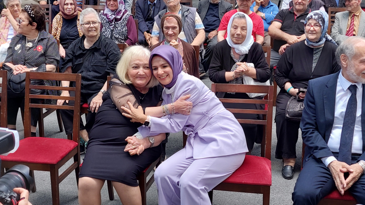 Bakan Göktaş, Darülaceze sakinleriyle bayramlaştı