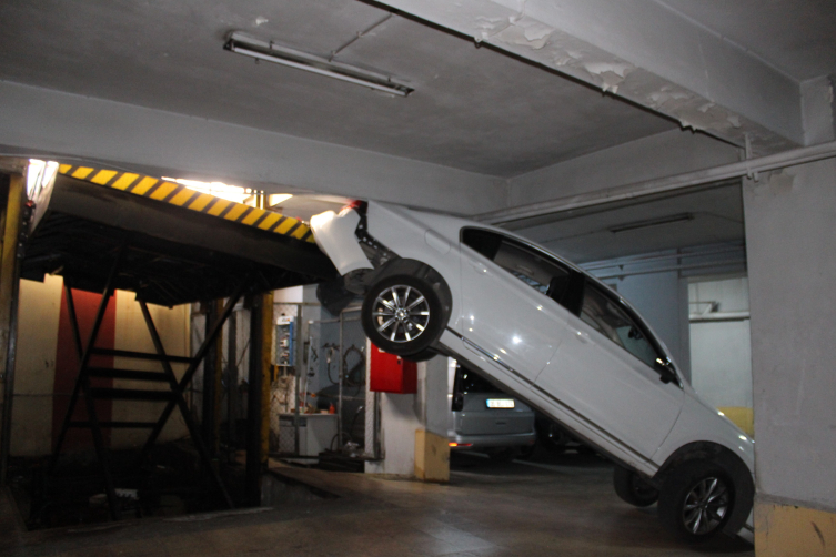 Otomobil asansörlü otoparka sıkıştı
