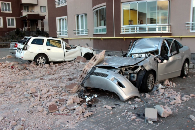 Kayseri'de şiddetli fırtına: Çatılar arabaların üzerine uçtu