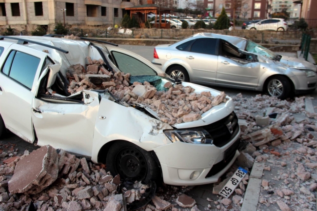 Kayseri'de şiddetli fırtına: Çatılar arabaların üzerine uçtu