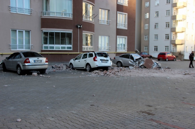 Kayseri'de şiddetli fırtına: Çatılar arabaların üzerine uçtu