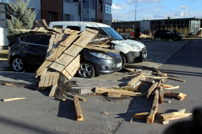 Kayseri'de şiddetli fırtına: Çatılar arabaların üzerine uçtu