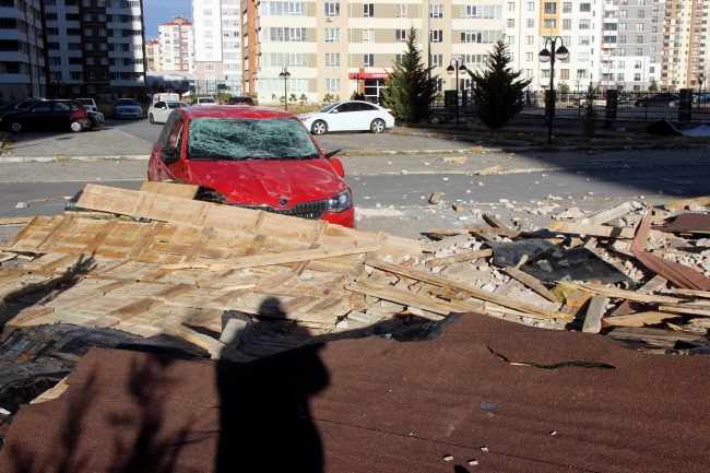 Kayseri'de şiddetli fırtına: Çatılar arabaların üzerine uçtu