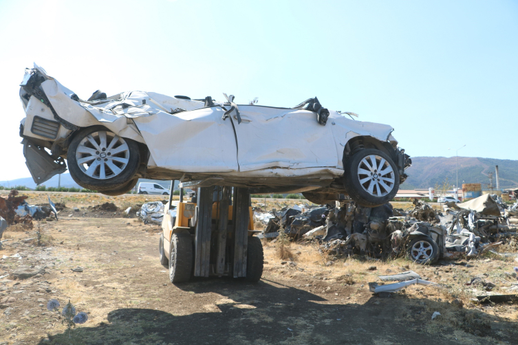 Hevesle satın aldıkları araçları, hüzünle araç mezarlığından teslim alıyorlar