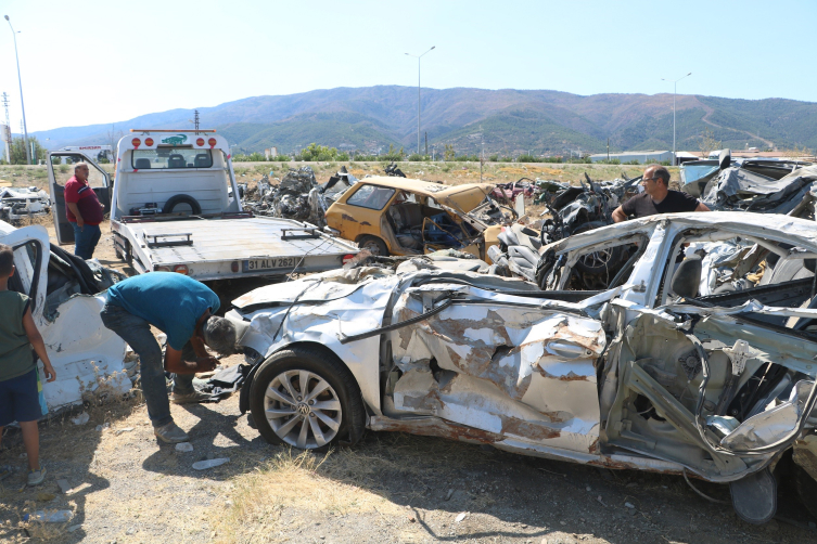 Hevesle satın aldıkları araçları, hüzünle araç mezarlığından teslim alıyorlar