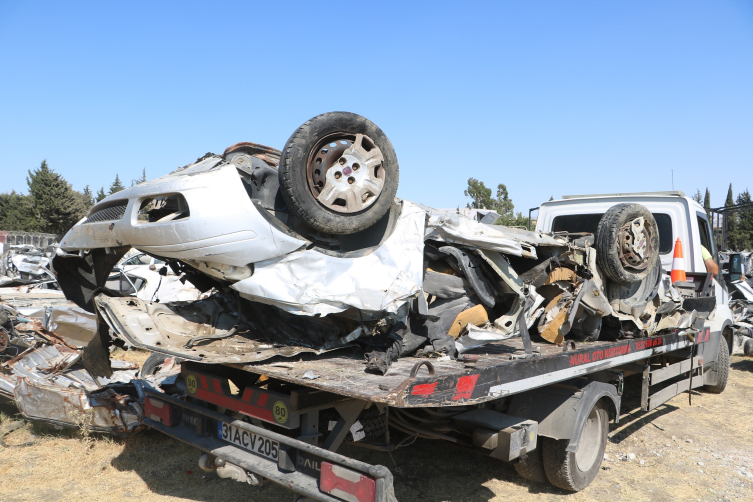 Hevesle satın aldıkları araçları, hüzünle araç mezarlığından teslim alıyorlar