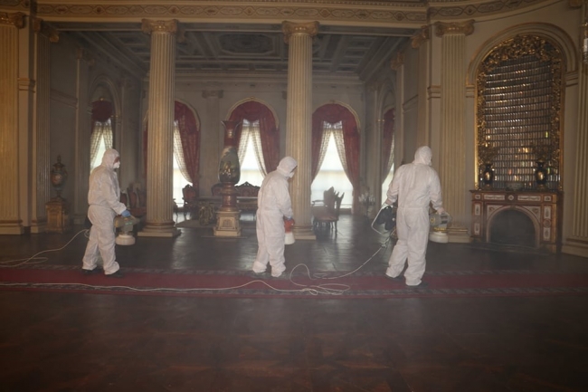 Ekipler, koronavirüse karşı Milli Saraylar'da dezenfekte işlemi gerçekleştiriyor Fotoğraf: İHA