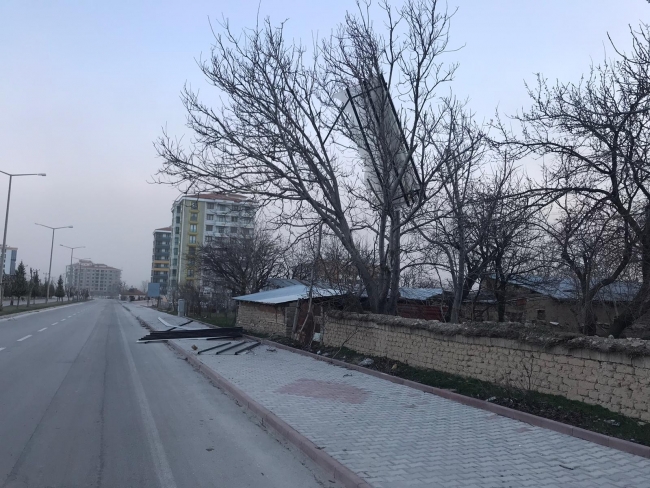 Konya'da fırtına: Ağaçlar devrildi, çatılar uçtu