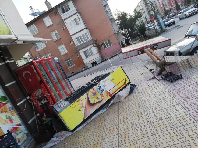 Konya'da fırtına: Ağaçlar devrildi, çatılar uçtu