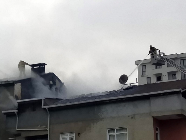 Tuzla’da 3 binanın çatı katları alev alev yandı
