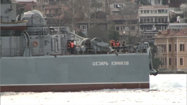 Rus savaş gemisi "Caesar Kunikov" İstanbul Boğazı'ndan geçti