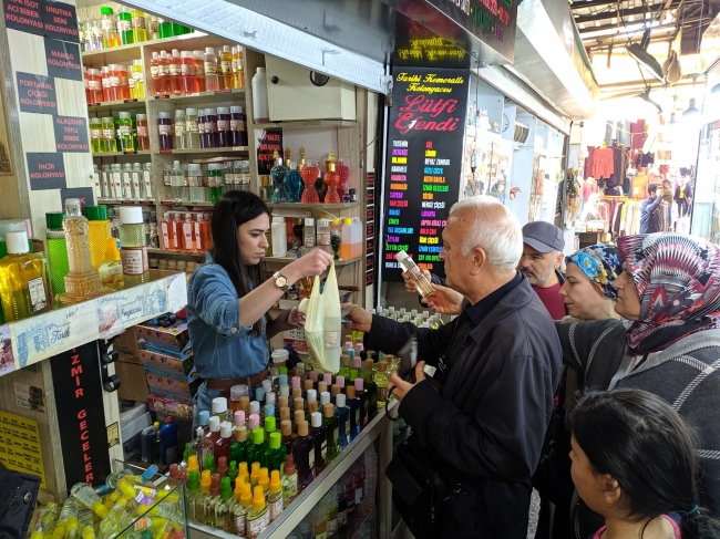 İzmir'de kolonya kuyruğu