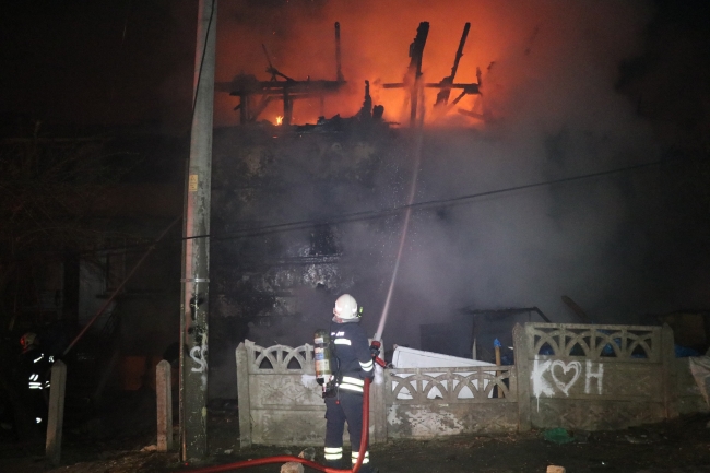 Bolu'da iki katlı ev küle döndü