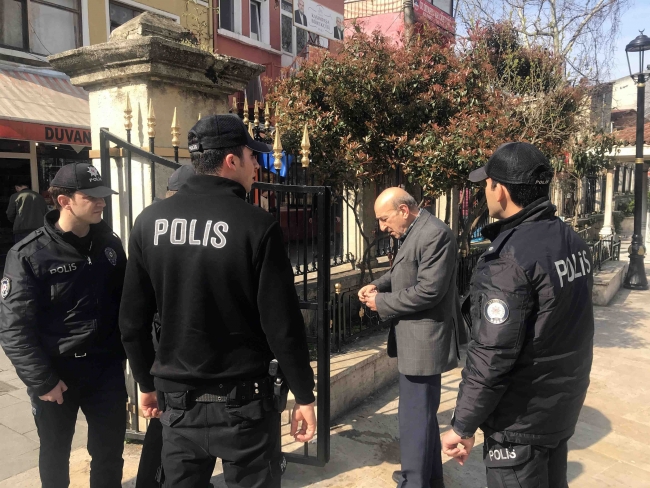 Polis sokağa çıkan 65 yaş ve üzerindeki vatandaşı evlerine gönderiyor