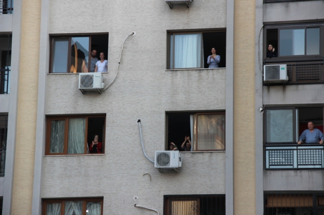 İzmirliler balkon ve pencerelerde dans ederek eğleniyor
